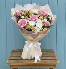 Букет цветов из:  Гвоздики, Орхидеи и Розы в Петра Дубрава