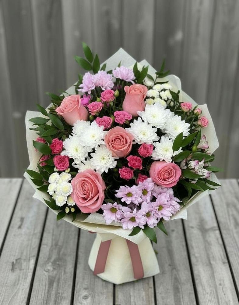 Букет цветов из: Альстромерии, Гвоздики, Розы и Хризантемы в Петра Дубрава