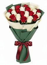 Букет Микс из красных и белых роз в Петра Дубрава