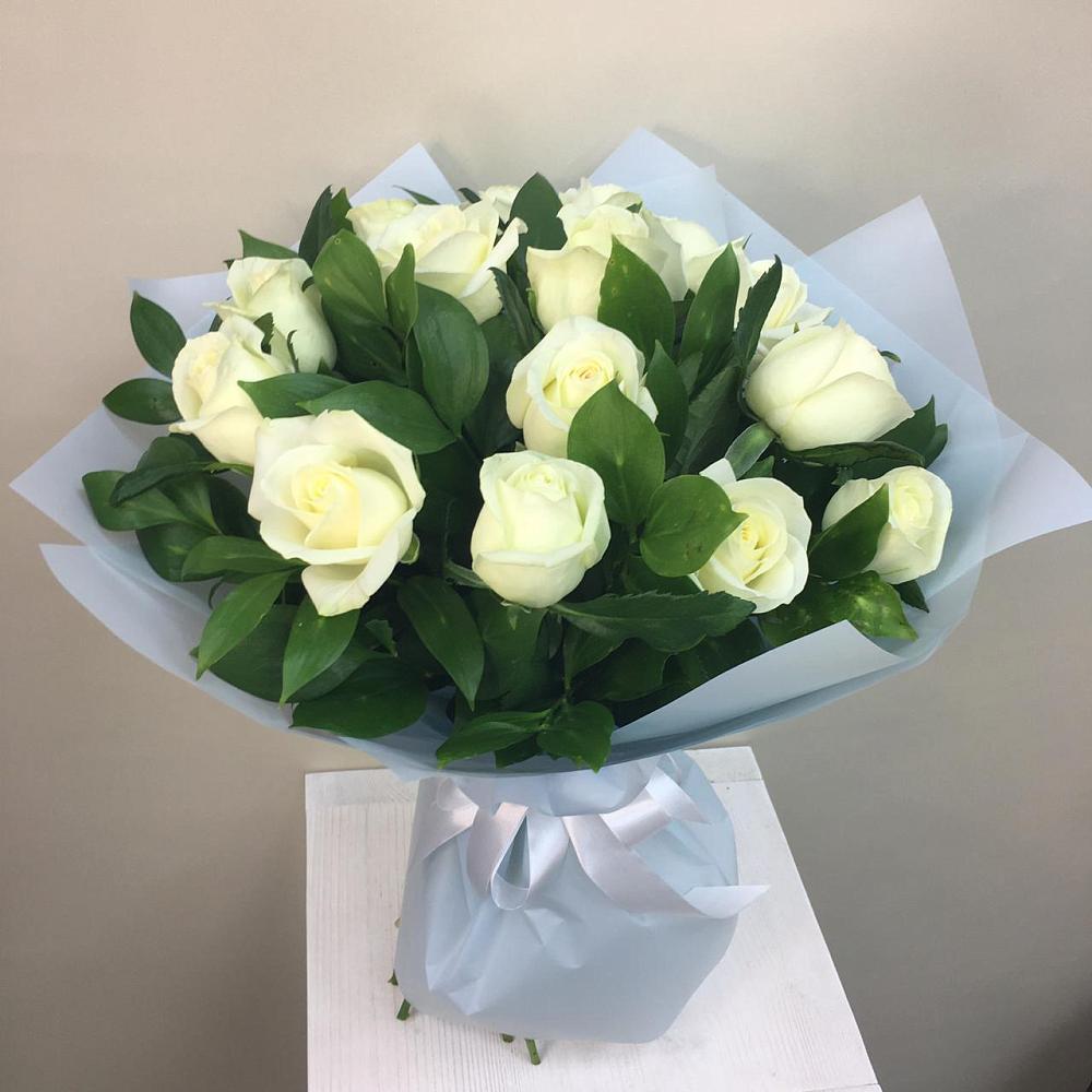 Букет 15 Белых роз Проуд в Петра Дубрава