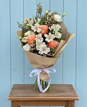 Букет цветов из:  Альстромерии, Лизиантусы, Розы и Хризантемы в Петра Дубрава