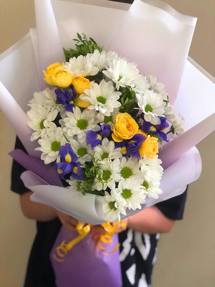Букет цветов из: Ирисы, Хризантемы и Розы в Петра Дубрава