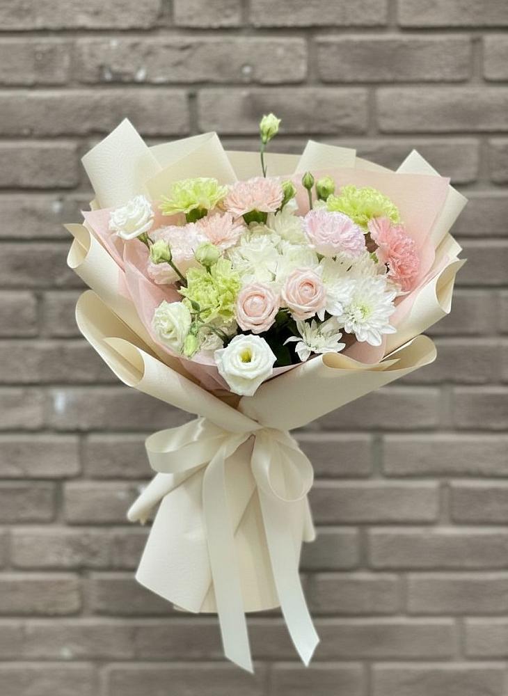 Букет цветов из: Гвоздики, Розы, Лизиантусы и Хризантемы в Петра Дубрава