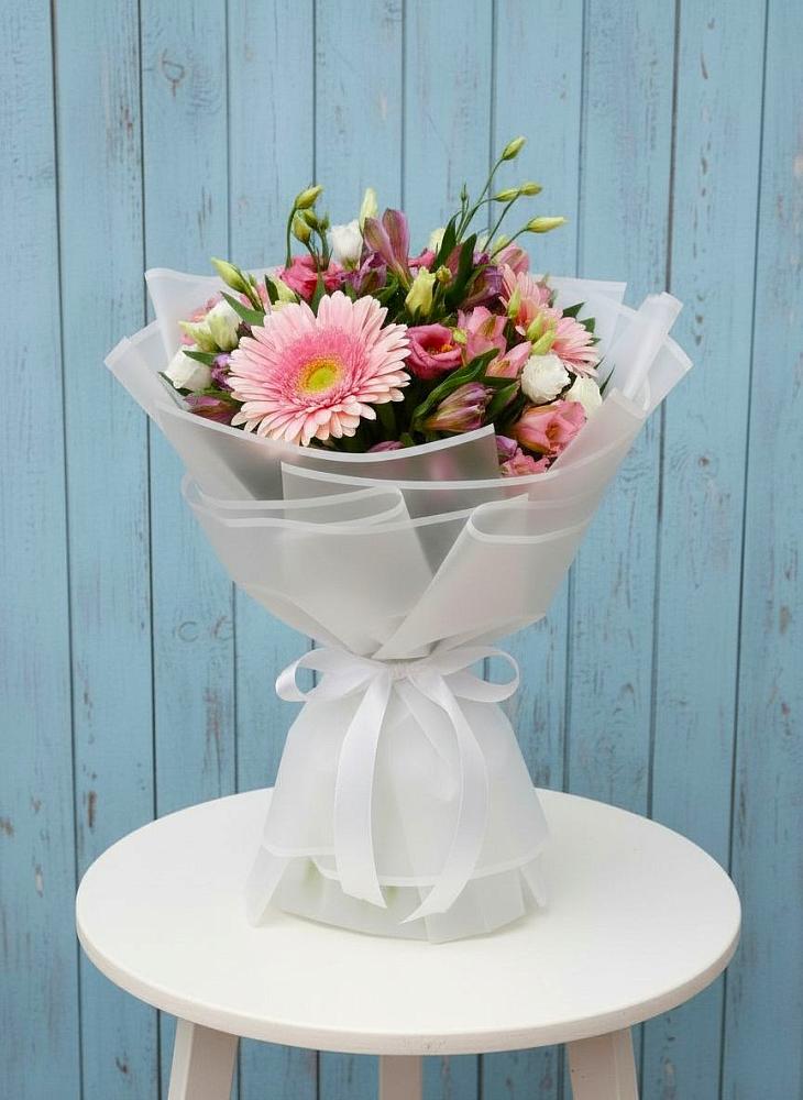 Букет цветов из: Герберы, Альстромерии и Лизиантусы в Петра Дубрава