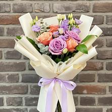 Букет цветов из:  Лизиантусы и Розы в Петра Дубрава