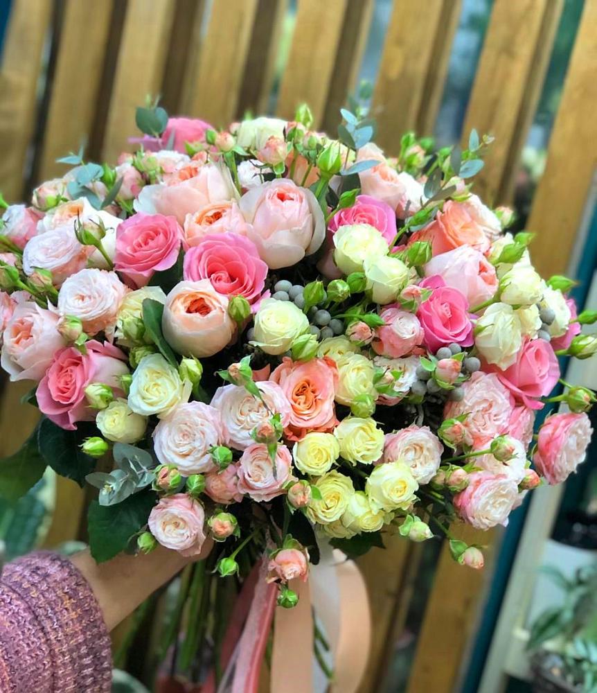 Букет цветов из: Розы в Петра Дубрава