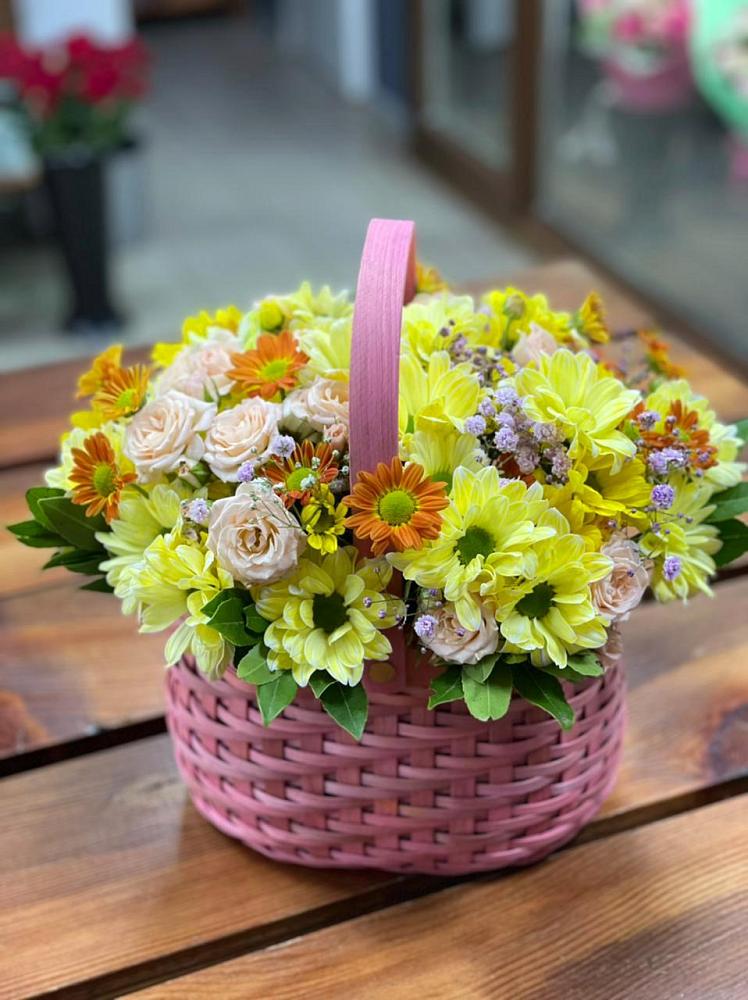 Цветочная композиция из Хризантемы и Розы в корзине в Петра Дубрава