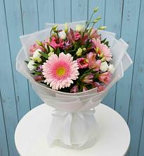 Букет цветов из:  Герберы, Альстромерии и Лизиантусы в Петра Дубрава