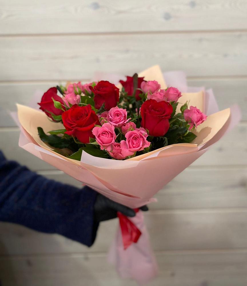 Букет цветов из: Розы в Петра Дубрава