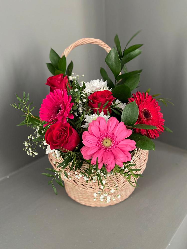 Цветочная композиция из Розы, Хризантемы и Герберы в корзине в Петра Дубрава