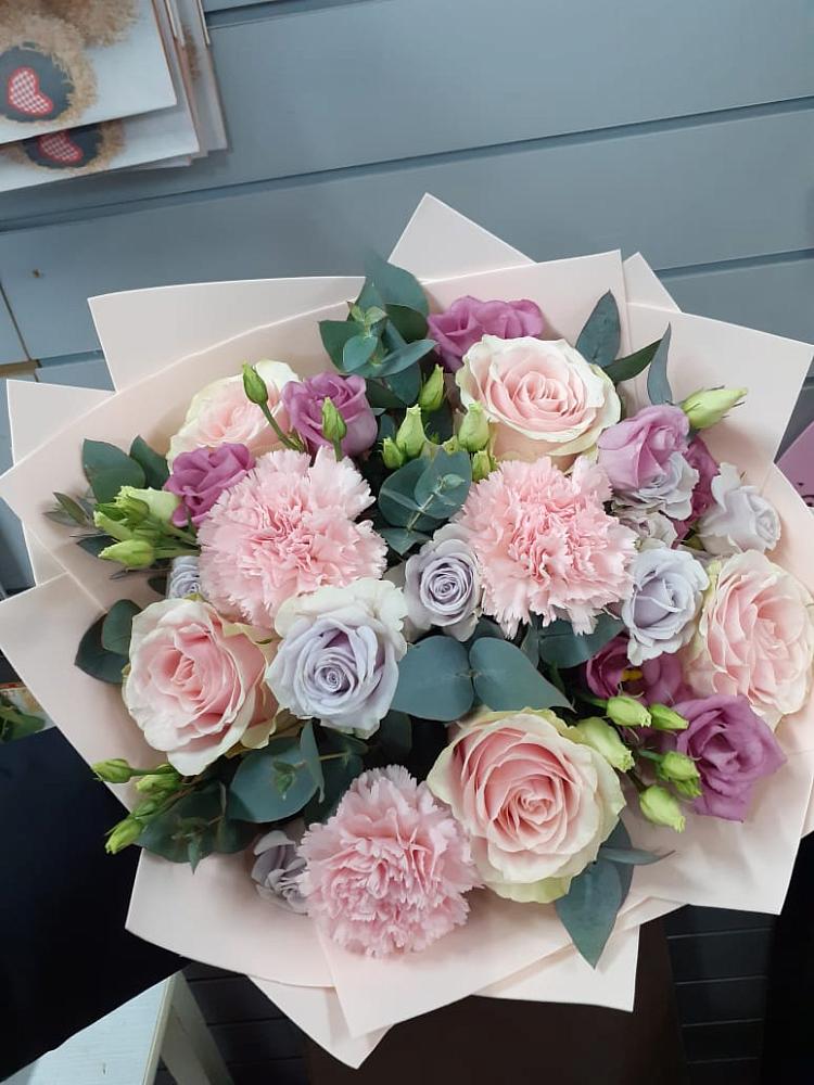 Букет цветов из: Розы, Гвоздики и Лизиантусы в Петра Дубрава