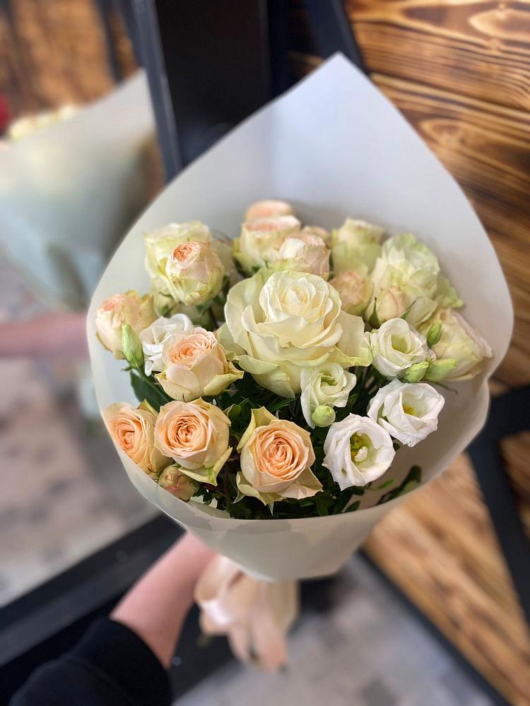 Букет цветов из: Розы и Лизиантусы в Петра Дубрава